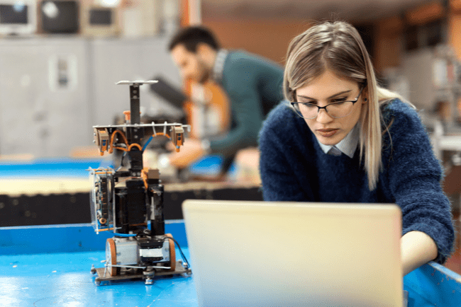 kvinnlig ingenjör arbetar på robotprojekt