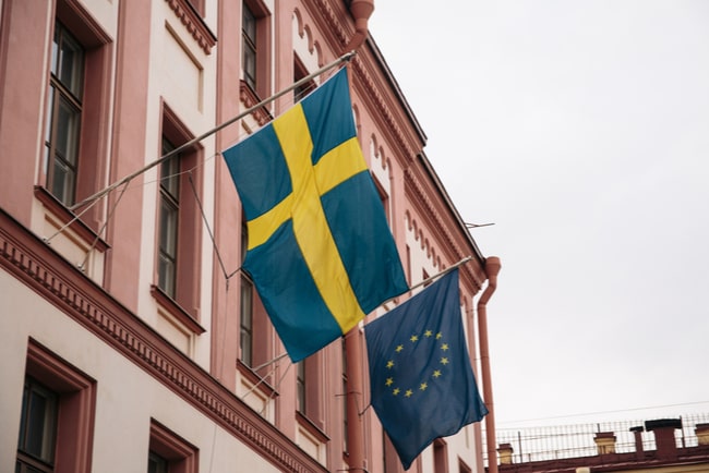 sveriges och EU:s flaggor på husfasad